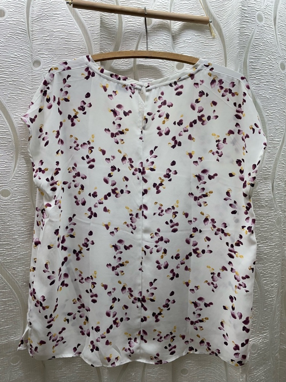 Reitmans Blouse Women Medium White Purple Petal Print V-Neck Cap Sleeve - Picture 4 of 7